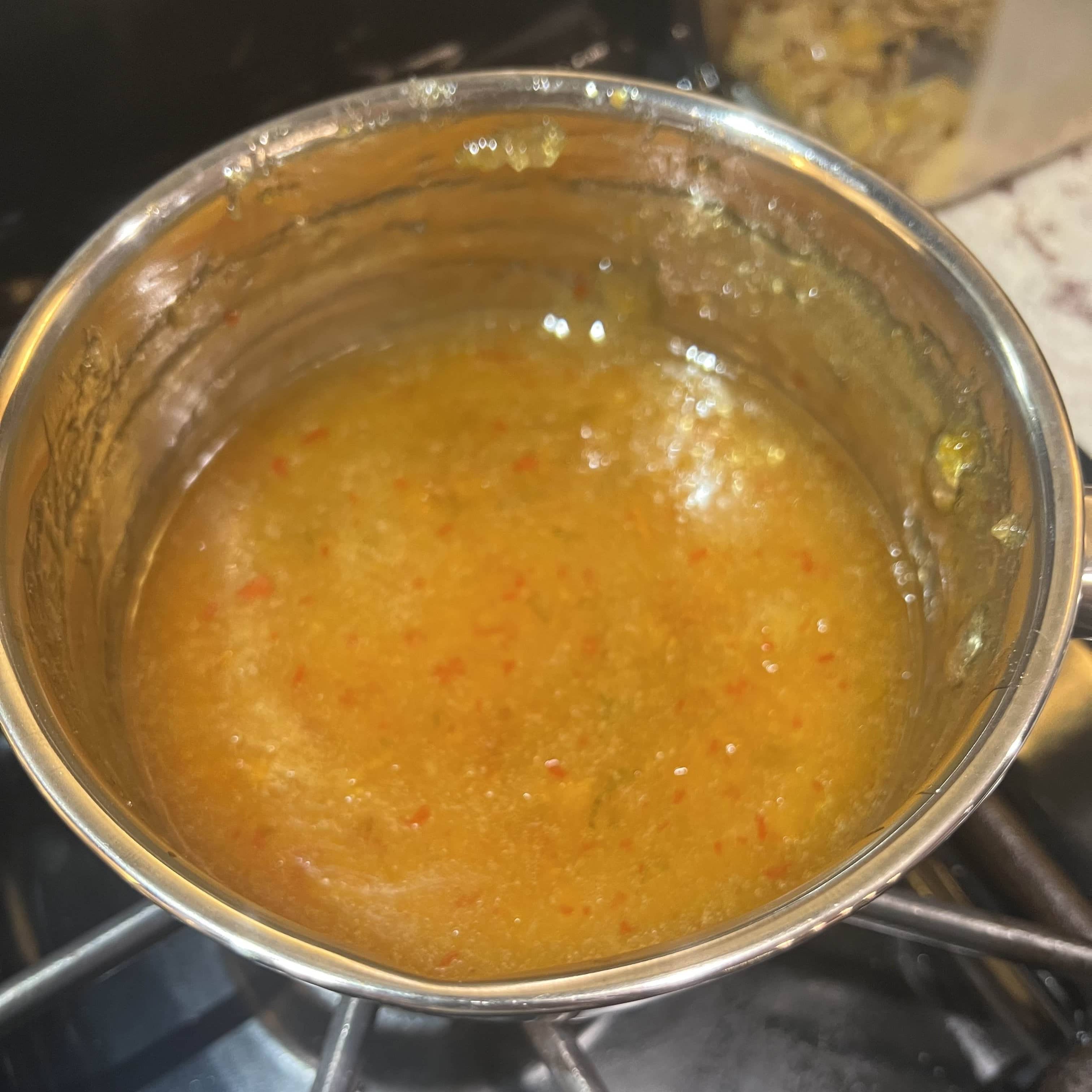 Pepper jelly boiling to thicken